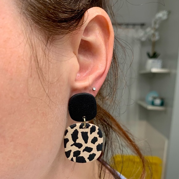 Handmade taupe and black earrings - Picture 3 of 4
